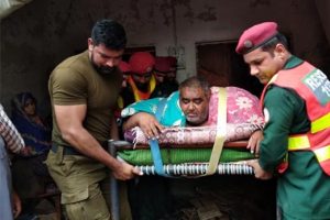 300 kiloluk obez adam askeri helikopterle hastaneye kaldırıldı