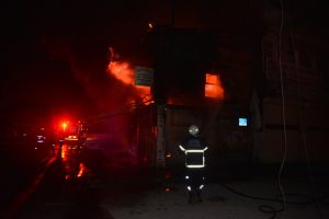 Oto elektrik dükkanı ve içindeki otomobiller yandı