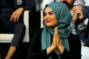 Hanife'den ''İç çamaşırın belli oluyor'' diyen takipçisine cevap
