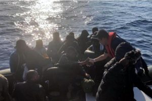Çeşme ve Foça açıklarında 76 kaçak göçmen yakalandı