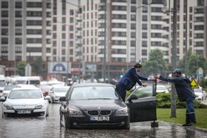 Bursa'da gölete dönen yolda araçlar mahsur kaldı