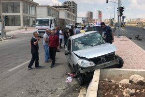 Otomobil ile hafif ticari araç çarpıştı: 1 ölü, 2 yaralı