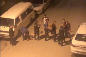 Sokak ortasında kemerli ve sopalı kavgaya 2 tutuklama