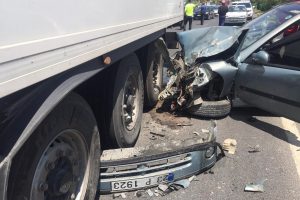 Şanlıurfa'da TIR'ın çarptığı otomobildeki 2 kişi yaralandı