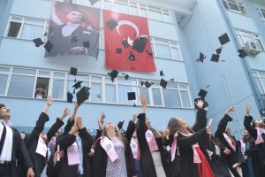 Bursa'da Mustafakemalpaşa MYO'da mezuniyet coşkusu