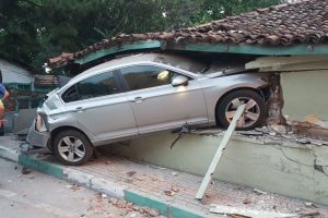 Bursa'da frenleri patlayan midibüs 2 araca çarparak durabildi: 4 yaralı