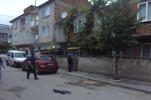 Bursa'da dedesini ziyarete giden çocuk balkondan düşerek yaralandı
