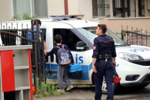 Annesi gecikince itfaiyeyi arayıp, yardım istedi