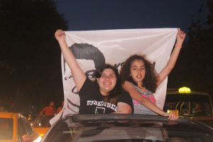 Vatandaşlardan İBB binası önünde kutlama
