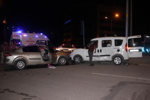 Polis aracı ile otomobil çarpıştı! Yaralılar var