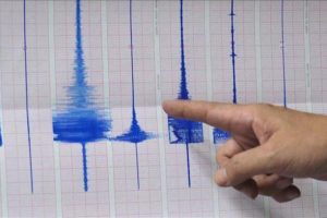 Endonezya'da 7,7 büyüklüğünde deprem