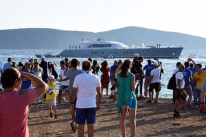 Lüks yat denize indirildi