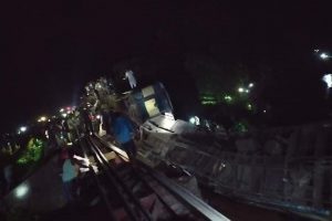 Bangladeş'te yolcu treni nehre düştü