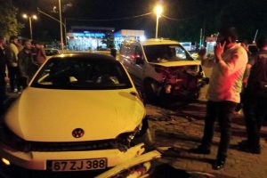 3 aracın birbirine girdiği kazada 2 kişi yaralandı