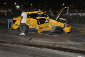 Polisten kaçarken taksi ile çapıştı: 2 yaralı