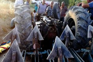 Devrilen traktörün altında can verdi