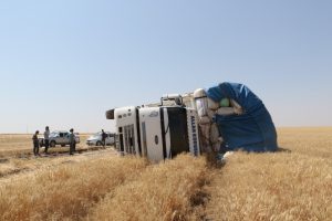 Saman yüklü kamyon devrildi: 7 yaralı