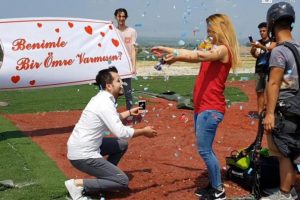 Paraşütle atladı, evlilik teklifi aldı