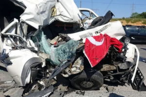 TIR'a çarpan minibüsün motoru koptu