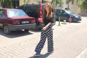 Sokak sokak gezip kedilere işkence yapanı arıyor