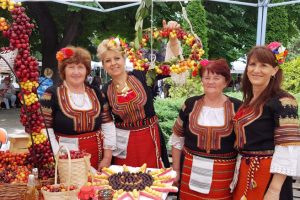 Bulgaristan'daki Kiraz Festivali renkli görüntülere sahne oldu