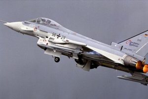 Almanya'da askeri jetler havada çarpıştı