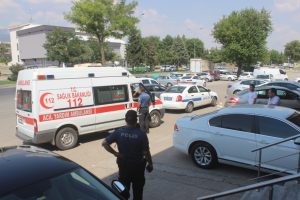 Kardeşini demir kesme makasıyla kovaladı