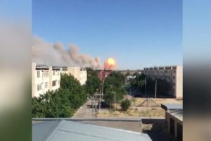Kazakistan'daki silah deposundaki patlamalar asker kamerasına yansıdı