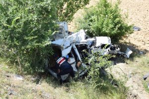 TIR'la hafif ticari araç çarpıştı: 3 ölü
