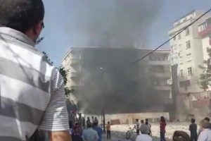 Yangın mahalle sakinlerini sokağa döktü