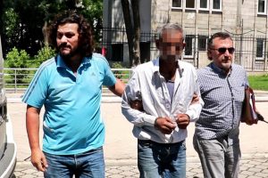 Eşini minibüste bıçaklayan koca tutuklandı