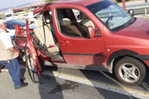 Hafif ticari araç, tıra çarptı: 1 ölü,3 yaralı