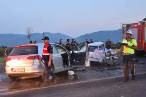 İzmir'de iki otomobil çarpıştı: 3 ölü, 1 yaralı