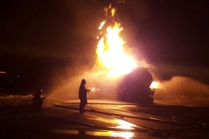 Kimyasal yüklü tanker alev alev yandı: 3 yaralı
