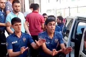 Mahallelinin yakaladığı tacizciyi polis linçten kurtardı