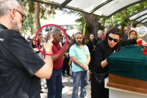 Enis Fosforoğlu'nun cenazesinde tartışma yaratan görüntü