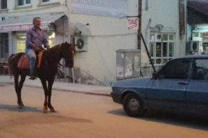 Gören şaşırıp kalıyor! İlçeyi böyle geziyor