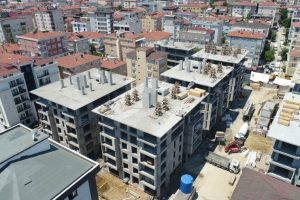 Yıkılan binaların yerine yeni yapılan binaların çatıları yapılmaya başlandı