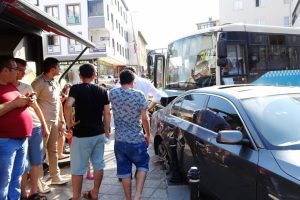 Hafriyat kamyonu halk otobüsüne çarptı
