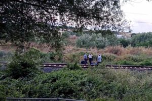 Yolcu treni raylarda yürüyen kişiye çarptı!