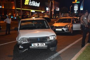 3 araç birbirine girdi! Yaralılar var