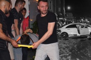 Ümraniye'de lüks otomobil yayaların arasına daldı