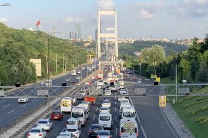 FSM'de 4 şerit kapatıldı, trafik oluştu