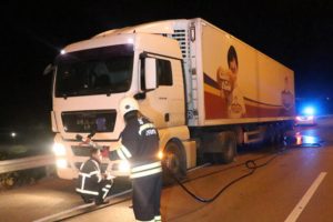 Freni boşalan TIR, polis eskortu eşliğinde durduruldu