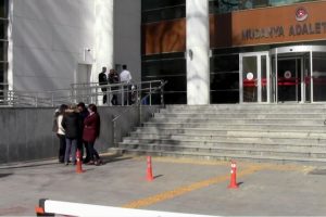 Bursa'da 'Kedin üzerimi pisledi' diyerek arkadaşının boğazını kesen sanık hakim karşısında