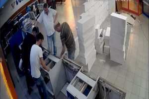 Otogarda akılalmaz olay: Bir gecede duvar ördü