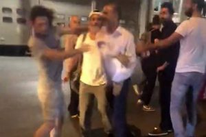 Otobüs şoförü ile yolcular tekme tokat birbirine girdi