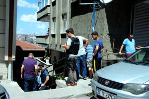Evinin önünde silahlı saldırıya uğradı