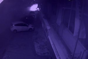 Polisten kaçan otomobil yayaların arasına böyle daldı