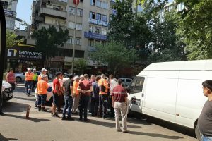 Parkomat görevlisiyle sivil polis memuru arasında kavga
